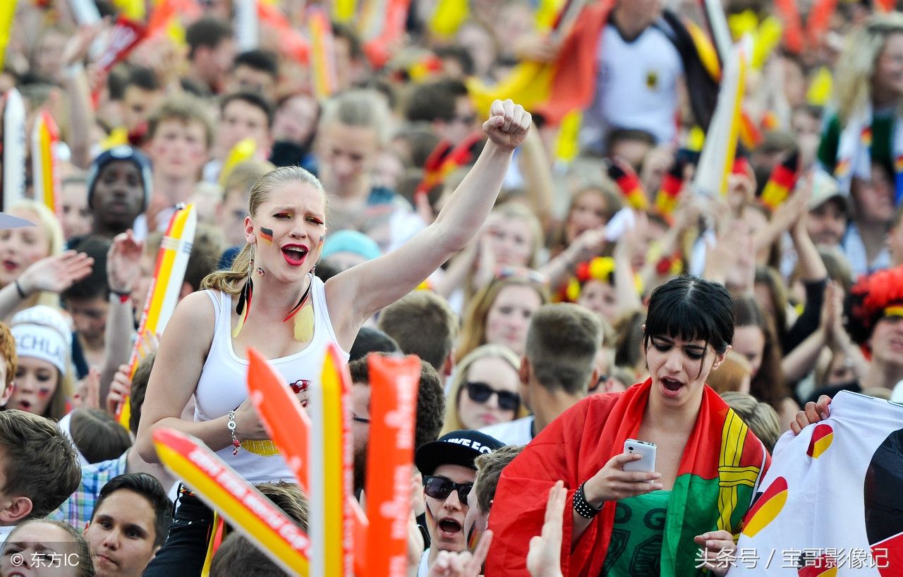 俄罗斯世界杯第1场比赛 女球迷们花枝招展 扭