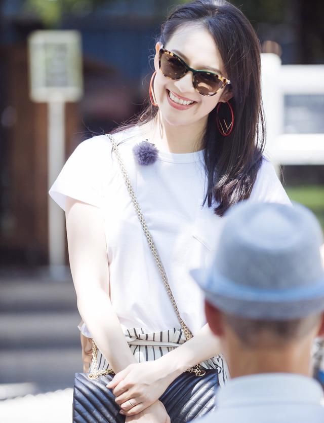 章子怡给汪峰剪指甲,两手使劲都剪不动!张嘉倪