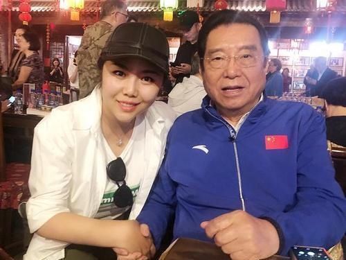 81岁老歌唱家李双江仍然各地商演演出，近照曝光精神抖擞红光满面