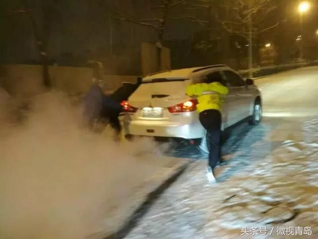 12℃+突降“暴”雪的夜晚，青岛那些不着急回家的人……致敬！