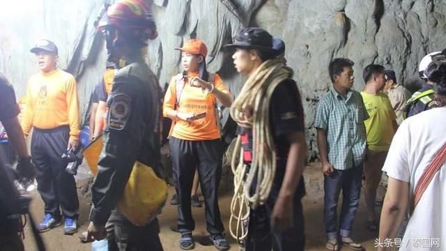 泰国清莱一支足球队被困洞穴中一夜未出 搜寻