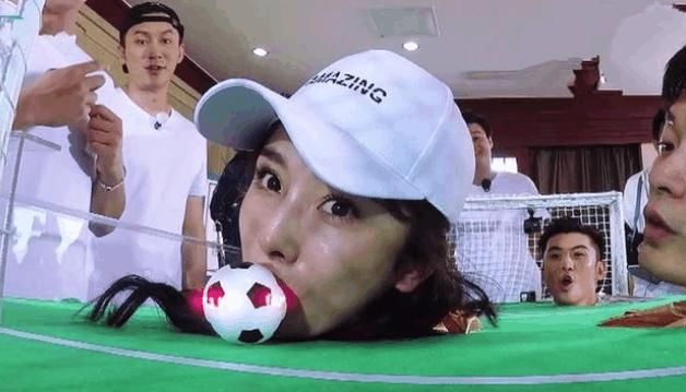 跑男:杨幂用嘴吸球,郑恺只说了两个字让杨幂瞬