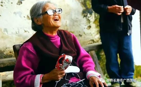 107岁长寿老人游姑婆山，带着健康身体游玩之余，更有长寿经验分