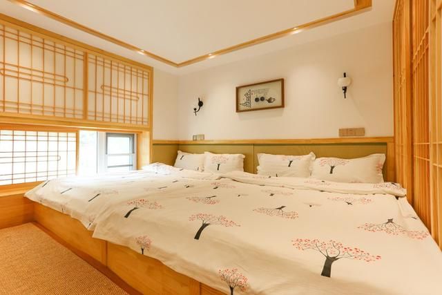 谁说只有冬天才能泡温泉，在这儿，春末的温泉比冬季更有料