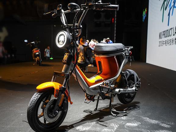 秋风送爽小牛电动送新车 新品UM上市