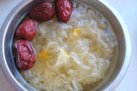 银耳怎么吃好吃又简单 t01cf501d13ff33df38.jpg