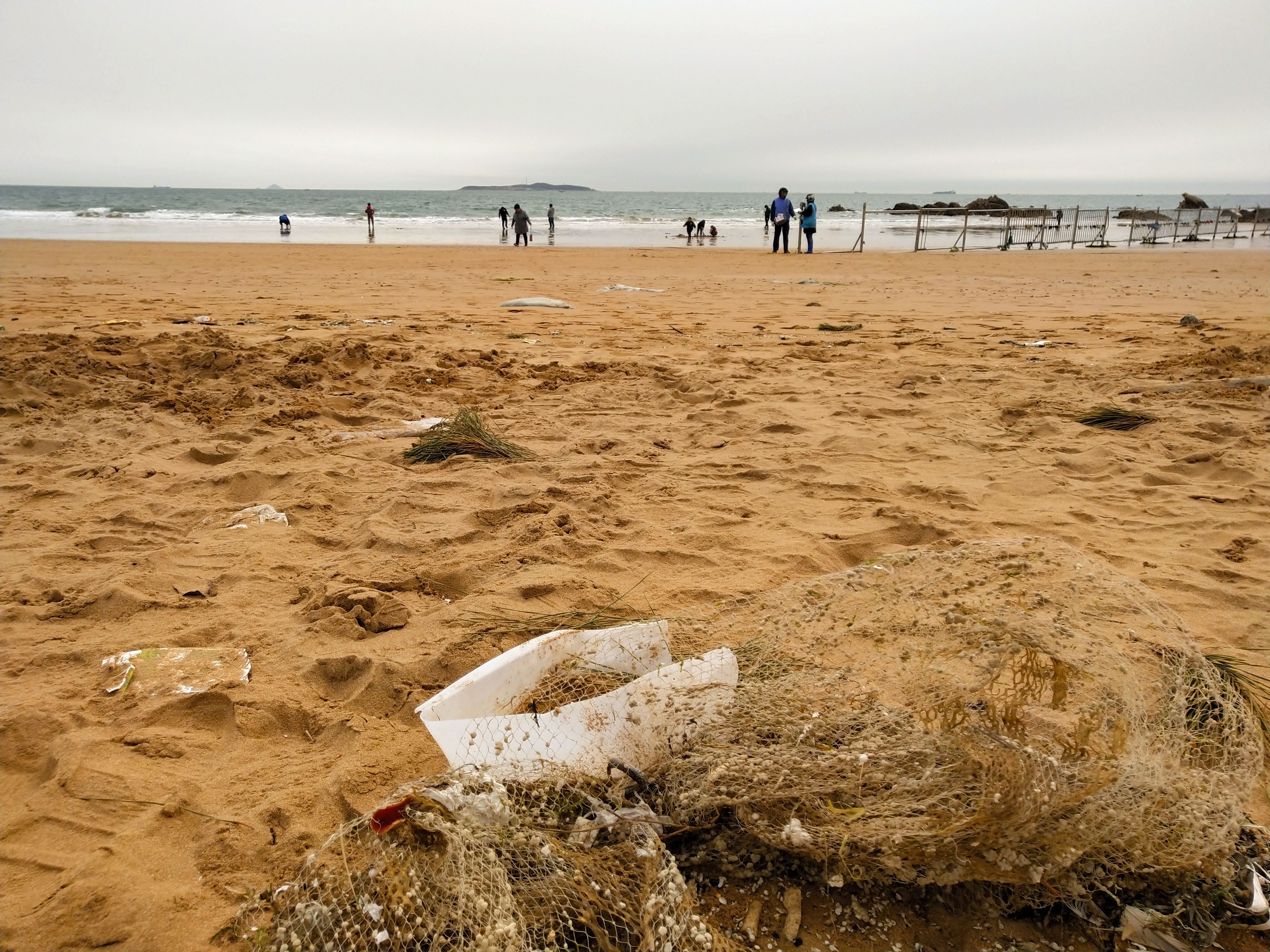 亚洲第一滩风光不再!青岛金沙滩垃圾成堆