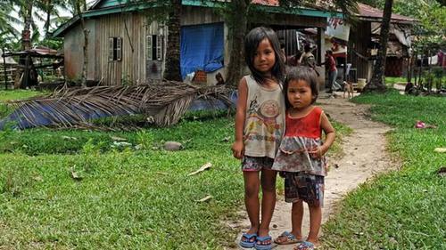 柬埔寨穷困的农村生活,砖房住不起,比土豪还