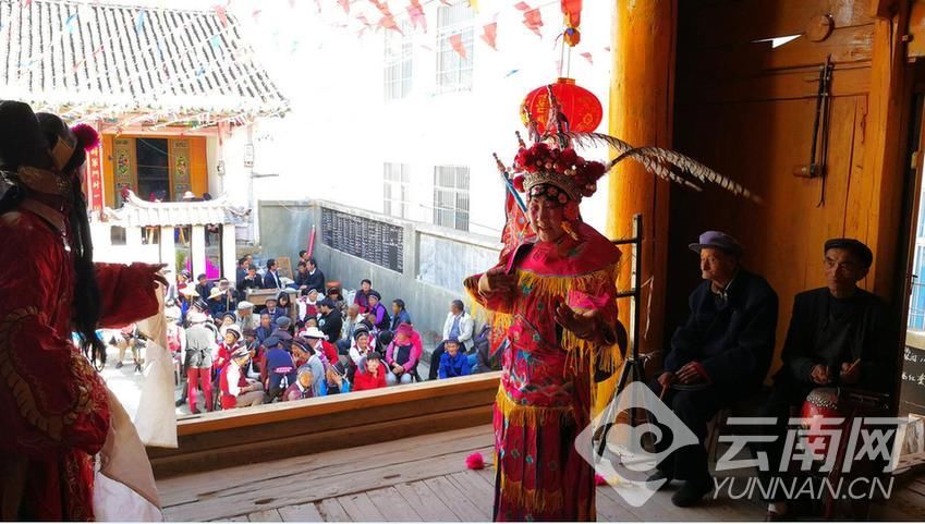 【我在云南过大年】听腔看戏过大年 云南大理灵地古村白族农民登