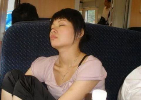 实拍火车上的奇葩睡姿 最后一张图最心酸