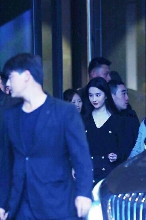 路人镜头下的女星们,刘亦菲仙气依旧,周洁琼娇