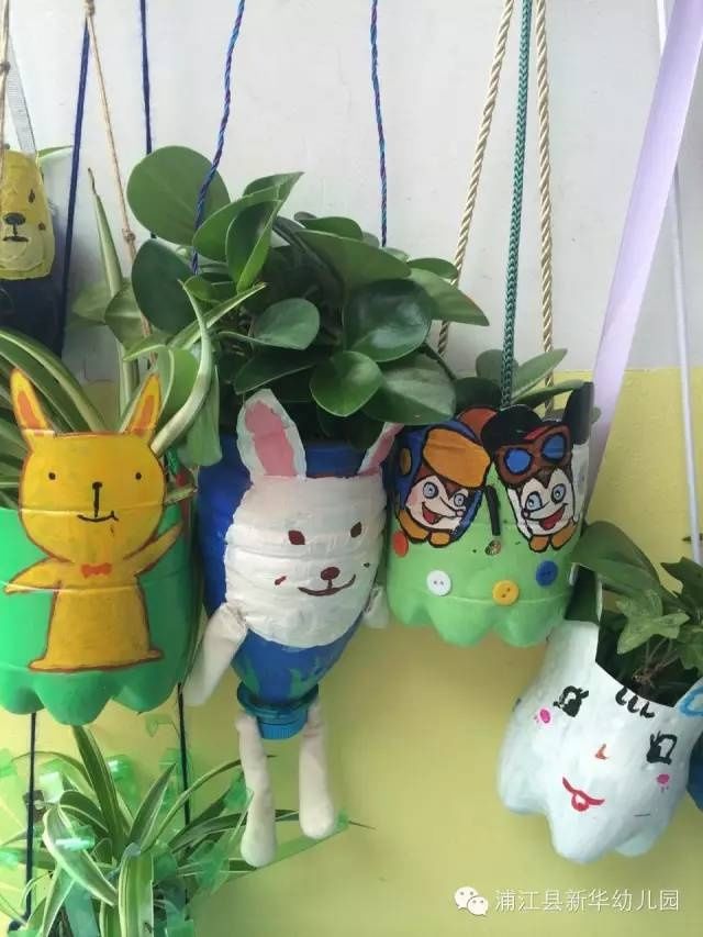 《3~6岁儿童学习与发展指南》中指出:幼儿是在与环境和人的积极互动中获得发展的。幼儿园的自然角是大自然的一个缩影,也是幼儿了解、认识自然的窗口,更是幼儿探索、观察、实践的有利场所。新华幼儿园一直致力于打造具有班级特色的自然角,为幼儿创设具有教育意义的环境。各班自1然角倾注了班内孩子、家长、老师、阿姨的劳动和心血,人人都参与,班班有特色。 走近各班的自然角,到处是一派生机勃勃的景象,生命之绿呼之欲出,真可谓春色满园关不住。新华的幼儿足不出户就能感受到自然界中生动鲜活的生命和勃勃生机,了解各种动植物知