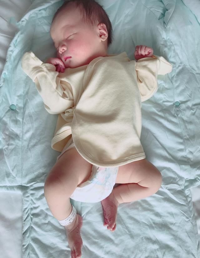 分享怀女宝宝的心得,孕吐很早,妊娠线偏左