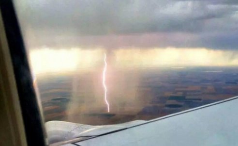 坐飞机遇上下雨才是你的福气，雨景实在太美了如梦似幻!
