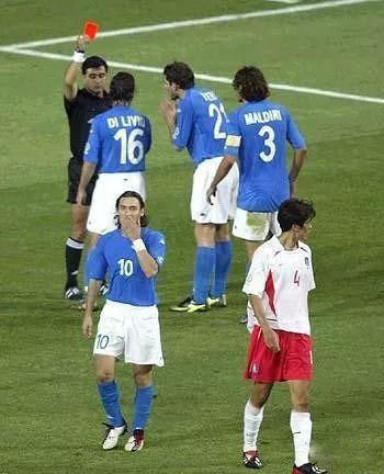 组图:盘点世界杯红牌 齐达内顶人被罚输意大利