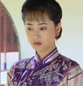 依萍穷到辍学，为何李副官总找傅文佩借钱？真相太扎心！