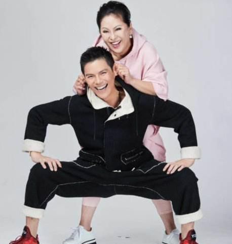 向佐在关之琳服装店中卖女装,连卖两件都打六