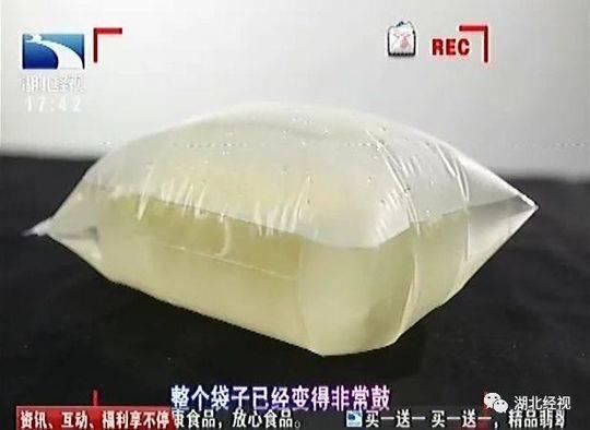 小伙吃泡面时喝了点饮料险些送命 别再这么吃了