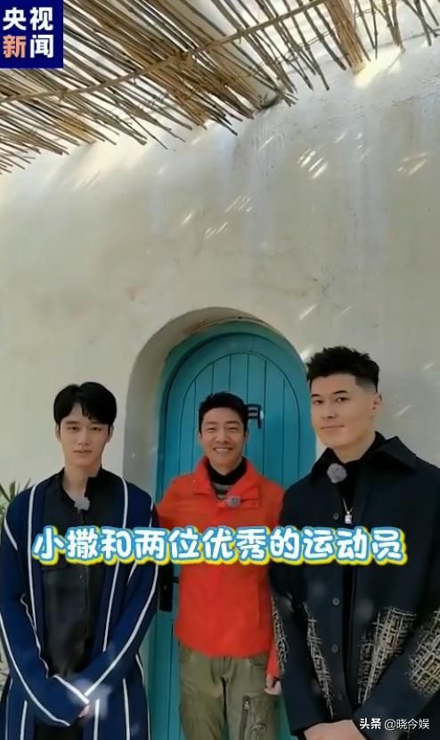 撒贝宁：和2位篮球运动员合照引热议，就连央视也拿小撒身高打趣