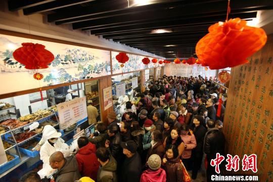 【新春见闻】无锡市民“排长龙”购酱排骨成独特风景