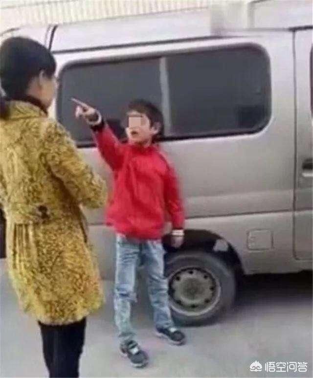十岁男孩剪刀脚挤压妈妈脖子, 这位妈妈从头到尾不反抗,怎么想的