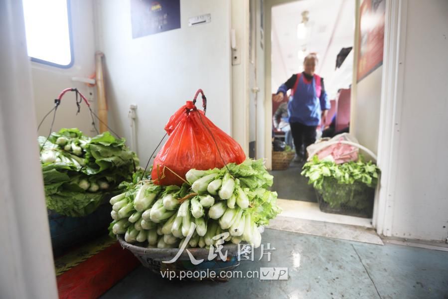 贵州凯里:慢火车“乘”载老百姓的脱贫梦