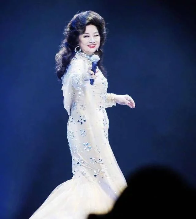 365bet体育网:她曾受刘德华周润发跪拜,为国籍放弃婚姻 365bet体育网:她曾受刘德华周润发跪拜,为国籍放弃婚姻