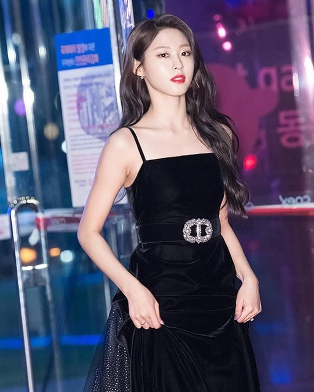 pann身着2千万(韩元)礼服的金雪炫美貌引热议!