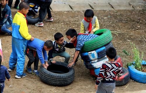 小学用废轮胎办运动会 支教老师要走学生哭了
