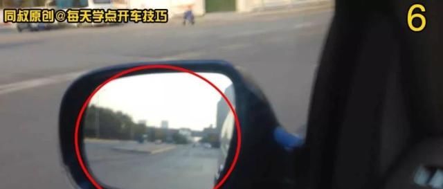 路口黄灯持续闪烁