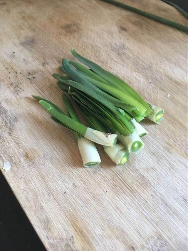 婆婆做年夜饭时，从窗台割了把“蒜苗”，我知道后汗毛都竖起来了