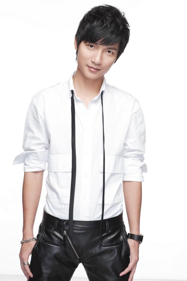 陈楚生弹着吉他伴奏和儿子一起唱经典歌曲《遇