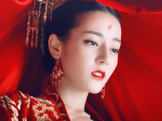 迪丽热巴又参加综艺节目,边旅游边工作,不愧是