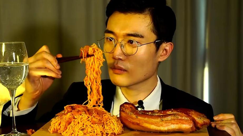 都说韩国肉贵民众吃不起肉,看完这个视频改变