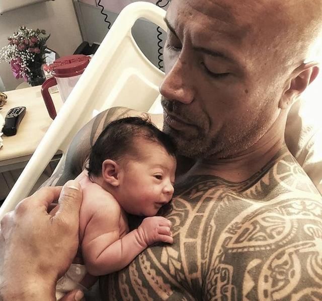 WWE巨星在现实生活中是怎样的?布洛克莱斯纳和巨石强森都很有爱_【快资讯】