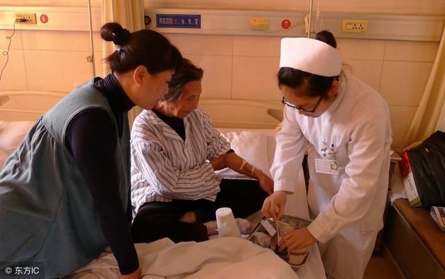 公公住院小姑子一毛不拔逼我垫药费，公公说一话，我拿出全部礼金