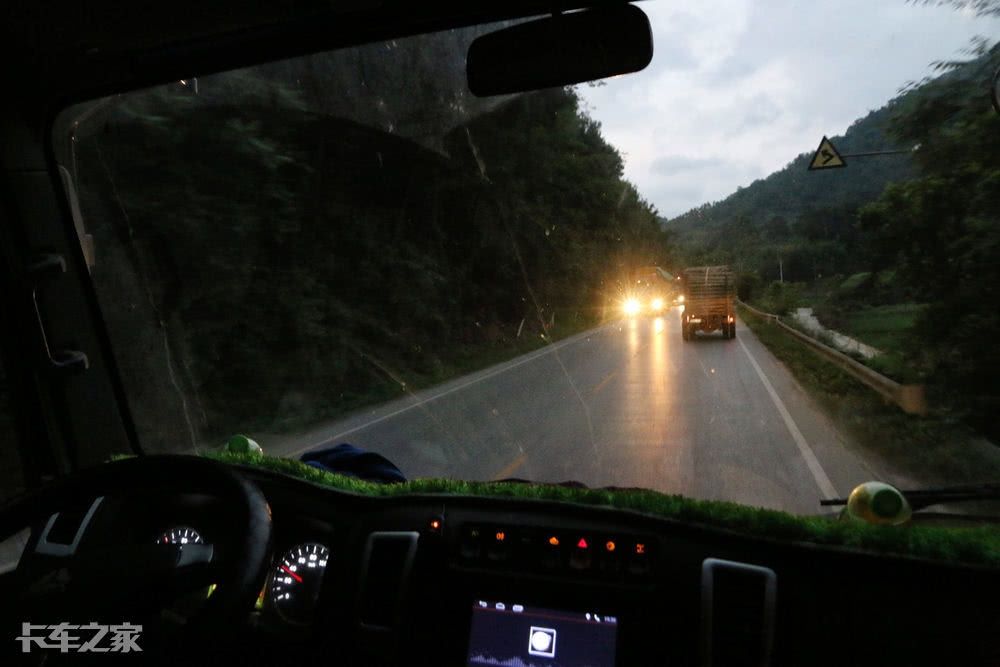 跟老司机一起去深山老林拉木材，一车能挣900块