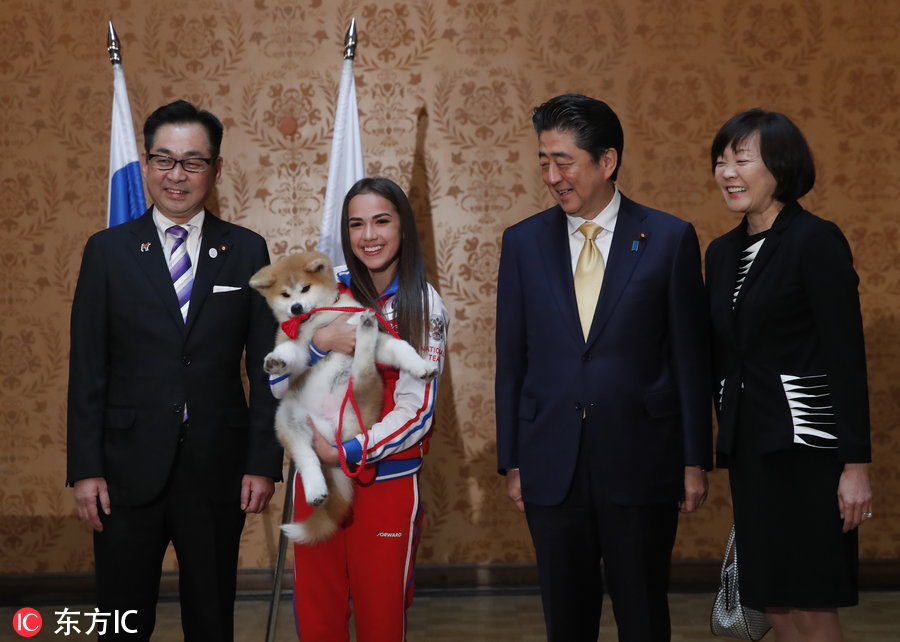 俄罗斯花滑名将扎吉托娃获赠秋田犬 安倍晋三出席赠送仪式