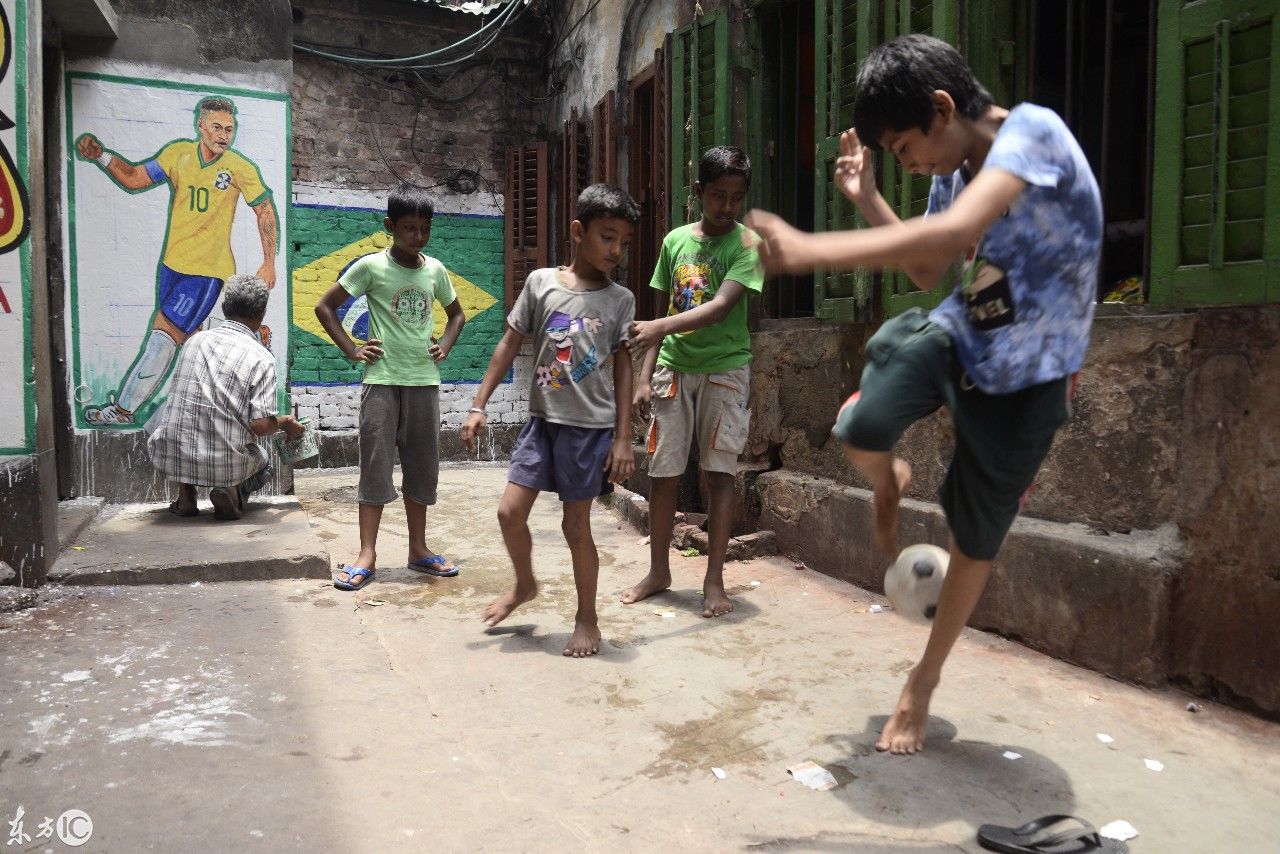 2018年世界杯 印度男孩在狭窄的小道上踢足球