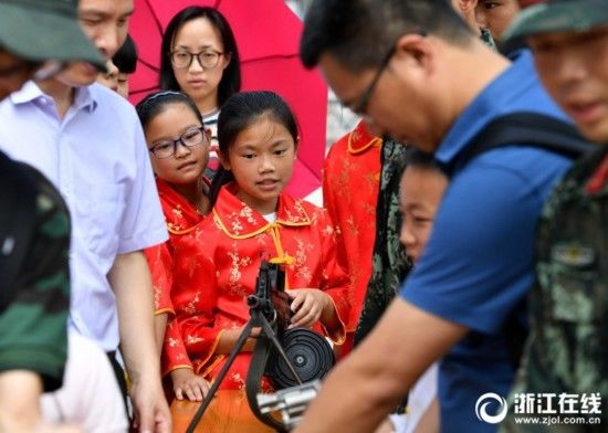 杭州:感受强国强军 网络名人进军营