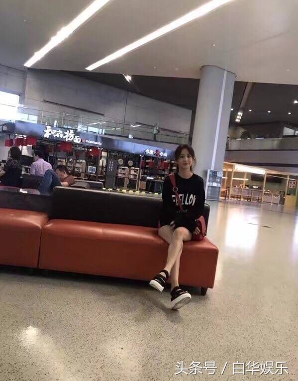 机场偶遇佟丽娅,未修图下一双筷子美腿超吸睛