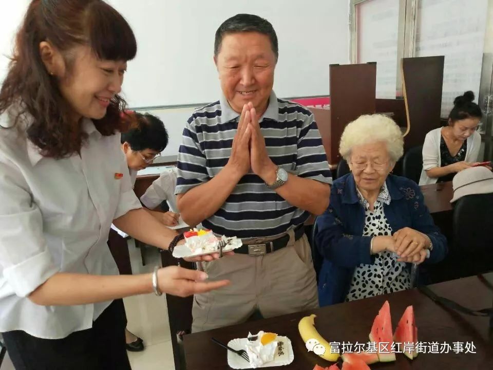 【党旗飘飘】七一党日活动开展党员过政治