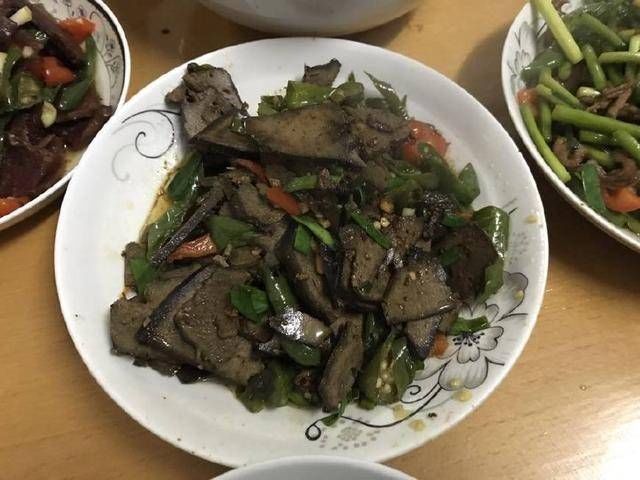 我家年夜饭12菜2汤，全是公公的拿手菜，尤其这道我吃了3碗没吃够