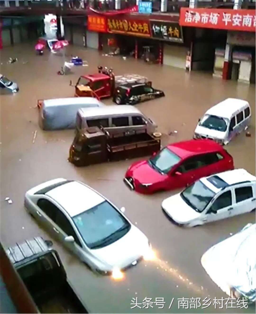 暴雨夜袭四川南部县，让全县人民无心睡眠，南部雄起!