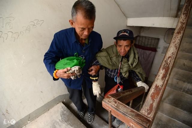 快看,退休人员的福利被立法啦,春节元旦有人慰