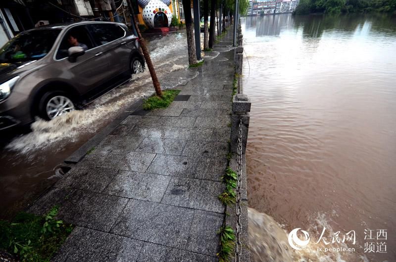 高清图：南昌遭遇强降雨开车如行船宝马车涉水趴了窝