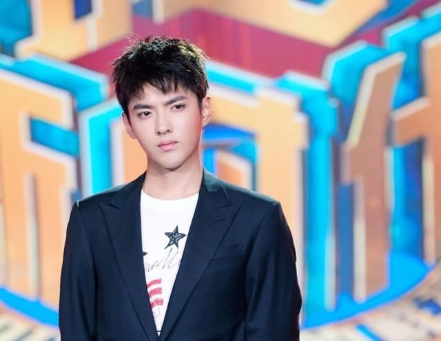 吴亦凡黑色西装现身央视 获优秀青年演员称号