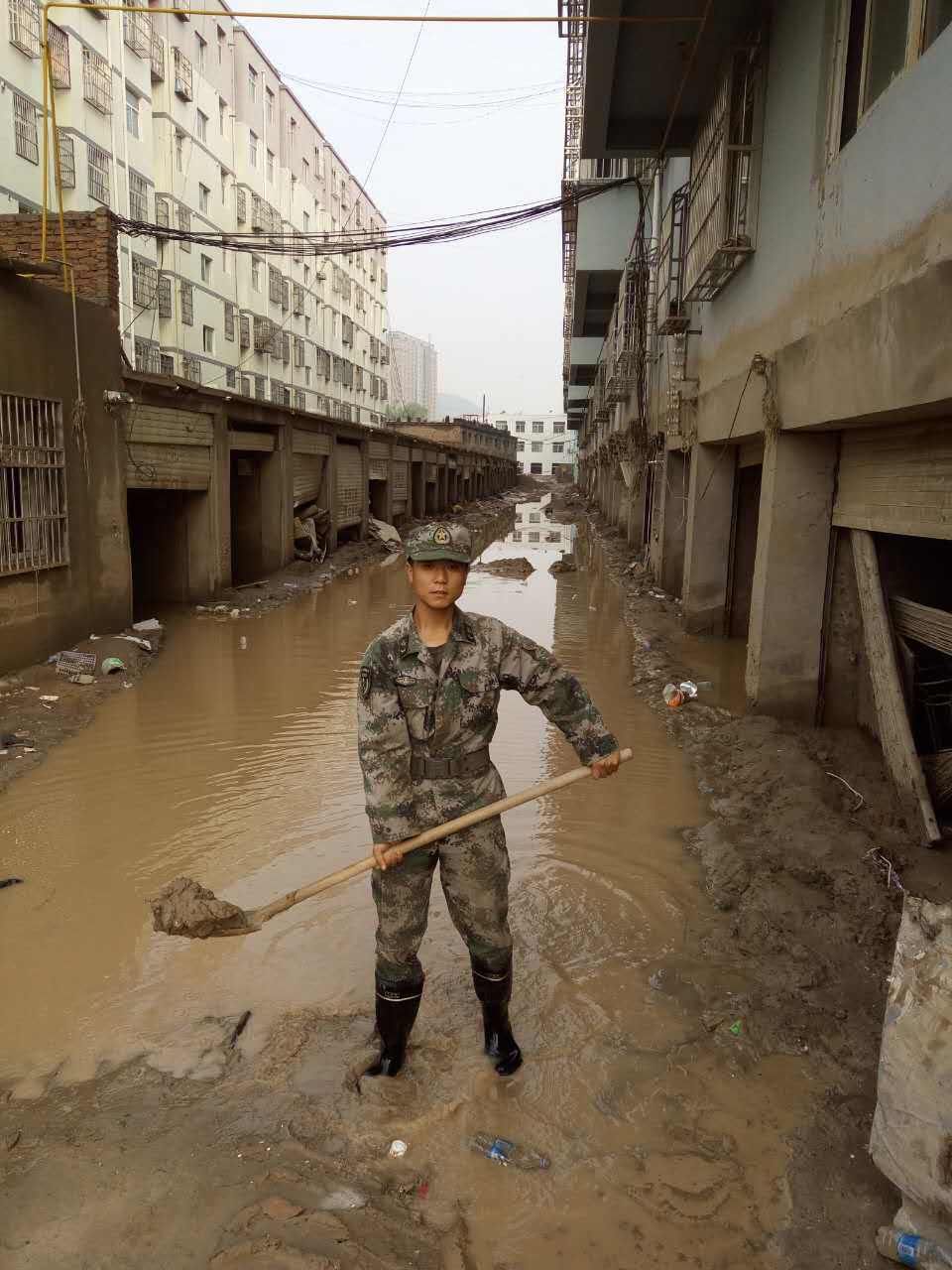 向洪水进军 -子洲县退伍军人刘洲洲同志抗洪抢