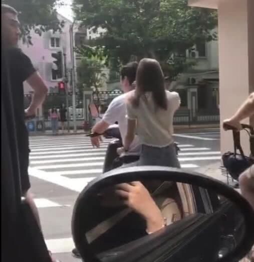 太电动气!王思聪街头骑接地车载美女白衣,网友把的太岁情趣用品当图片