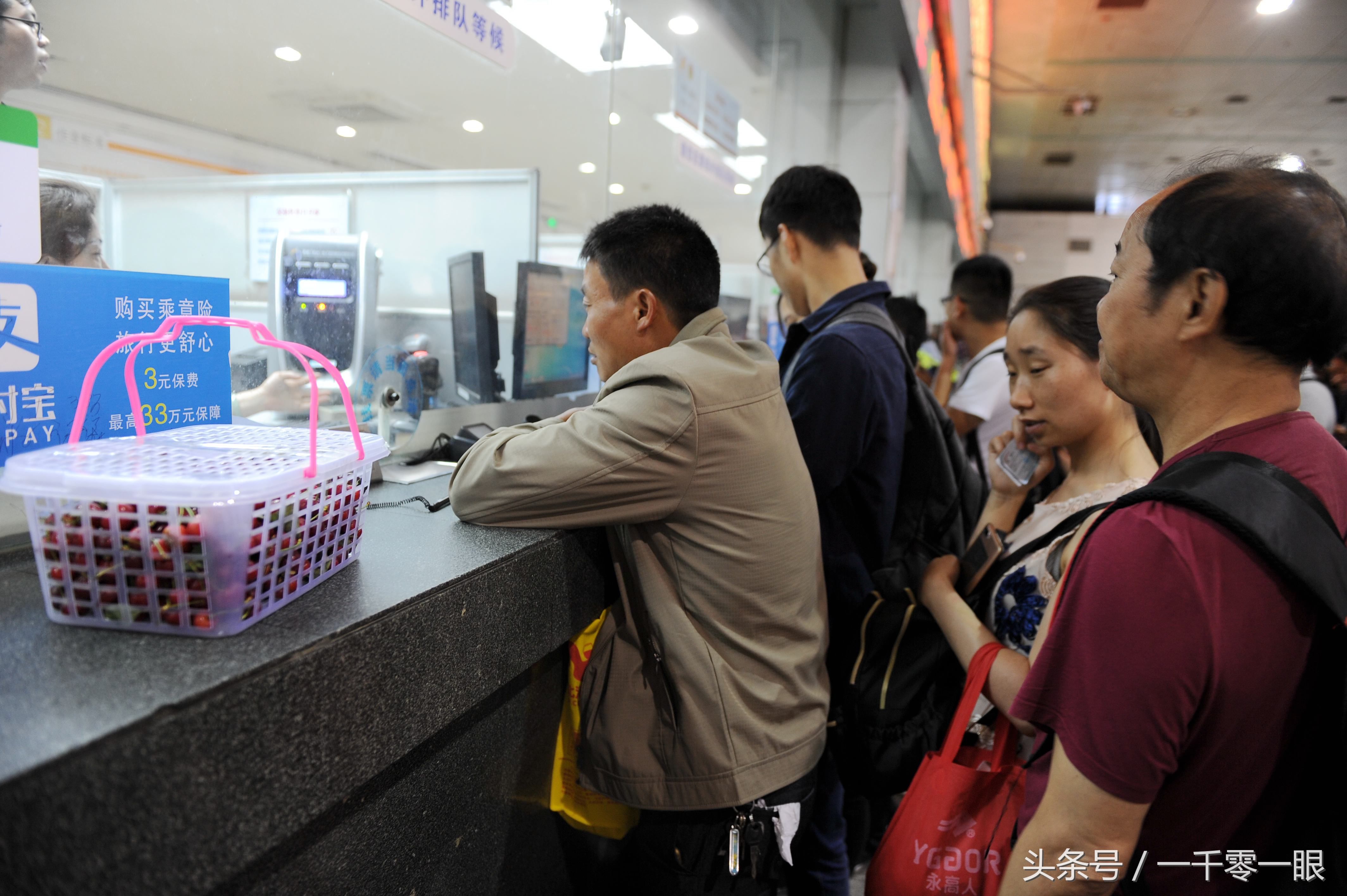 暴雨中断成昆铁路，退票大军挤满火车站